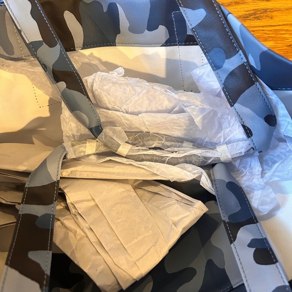 Michael Kors Water Island Exclusive Tote Bag 2021 Brand New - Picture 2 of 3